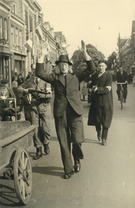 501117 Afbeelding van de arrestatie van vermoedelijk een N.S.B.-er door leden van de B.S. (Binnenlandse Strijdkrachten) ...